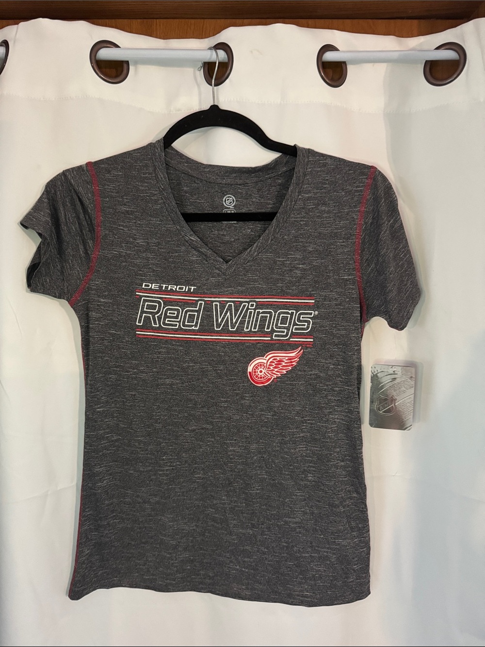 Detroit Red Wings NHL Women's Gray V-Neck T-Shirt size large NWT